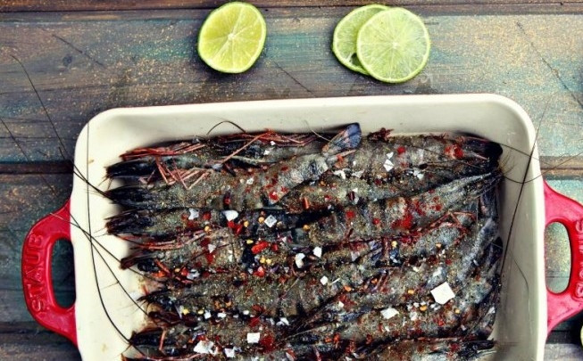 1. Этап. Тигровые креветки на мангале: 4. И подаем в горячем виде к столу! Такие креветки можно готовить и на шпажках на мангале, а также их можно готовить на гриле.