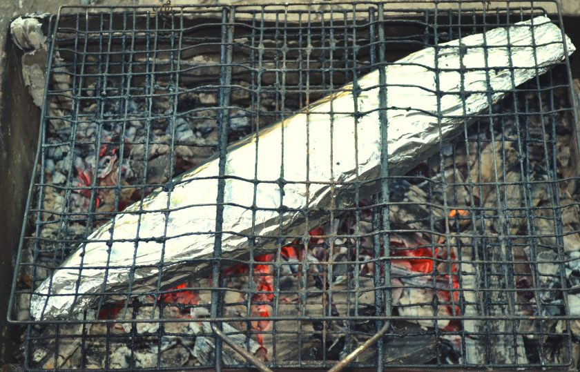 1. Этап. Щука в фольге на углях: Выложите рыбку на угли и томите до готовности, переворачивая периодически. У меня ушло около 45 минут.