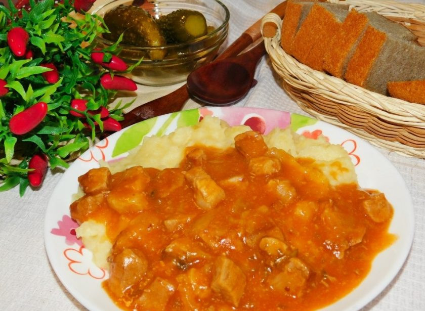 1. Этап. Свинина с маринованными огурцами, тушеная в горчичном соусе: На гарнир отлично подойдет картофельное пюре. Приятного аппетита!