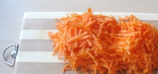 1. Этап. Голубцы консервированные: 2. Тем временем шинкуем морковь на средней терке и отдельно измельчаем чеснок.