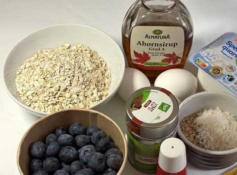 1. Этап. Запечённая овсянка с черникой и творогом: Приготовить ингредиенты. Творог у меня мягкий. Орехи можно использовать любые, у меня натёртый миндаль и кокосовая стружка, отлично будет с лепестками миндаля. Сразу включить духовку для разогрева.
