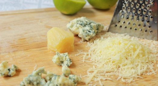 1. Этап. Cуп пюре с креветками: Пармезан натрите на мелкой терке. Сыр с голубой плесенью измельчите при помощи ножа, нарезав его мелкими кубиками.