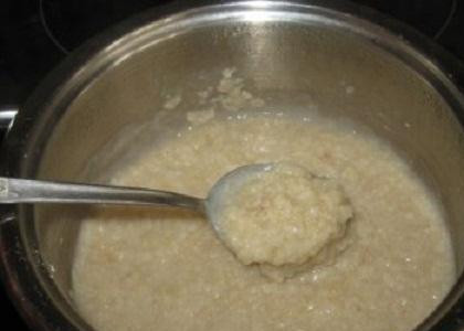 1. Этап. Овсяная каша на молоке: 2. Варить нужно почти до готовности. Если у вас обычные хлопья, их надо варить минут 15. Мелким хлопьям понадобится минутки три.