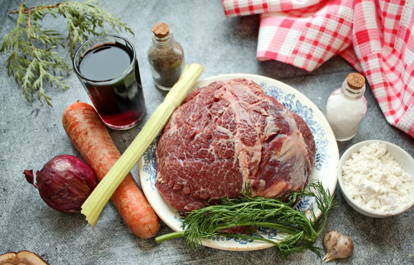 1. Этап. Томленые говяжьи щечки: Подготовьте все необходимые ингредиенты для приготовления томленых говяжьих щечек. Овощи и зелень вымойте, почистите.