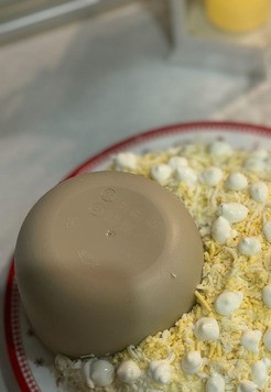 1. Этап. Салат Месяц молодой: Четвертый слой - яйца натереть на мелкой терке, выложить сверху и смазать йогуртом ( майонезом)