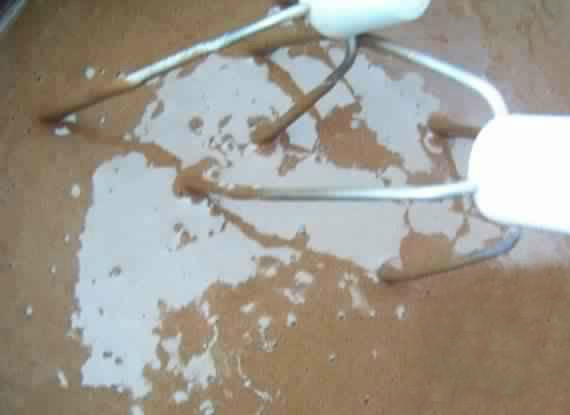 1. Этап. Шоколадный торт с кокосовой стружкой: Белки взбиваем отдельно от желтков в сухой посуде. Можно кинуть щепотку мелкой соли для лучшей стойкости. В белки досыпаем 6 ст. л. сахара и взбиваем еще 5 минут. Желтки смешиваем с 3-4 ложками какао. Просеиваем муку с разрыхлителем. Смешиваем с желтками. Белки осторожно перекладываем в муку с желтками. Размешиваем все до однородного состояния, стараясь не сминать пышность.