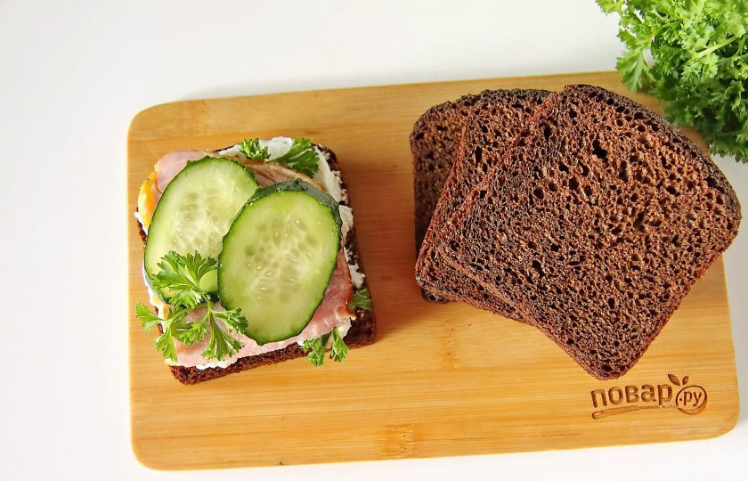 1. Этап. Бутерброды с бужениной: Украсьте готовый бутерброд с бужениной любой свежей зеленью. Аналогично приготовьте остальные бутерброды. Количество зависит от ожидаемого числа едоков.