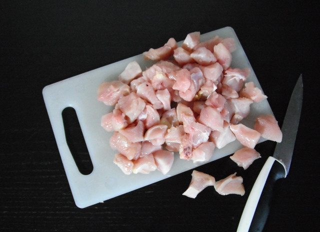 1. Этап. Курица с грибами в горшочке: Куриное филе нарезать кубиками примерно 2х2 сантиметра, присолить.