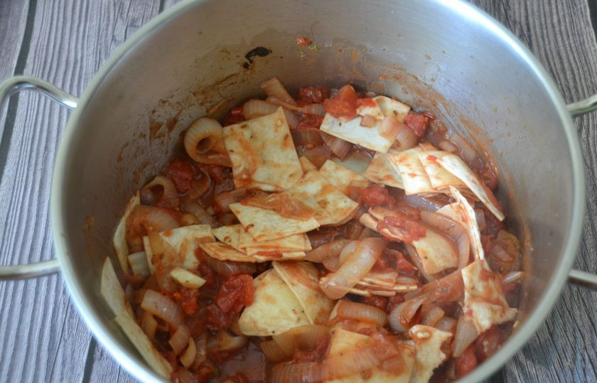 1. Этап. Куриный суп с тортильями: Тушите минут 10-15.