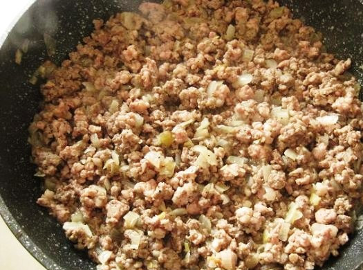 1. Этап. Капустная запеканка с мясным фаршем: Обжарьте лук, затем добавьте фарш, соль, перец и жарьте в течение 15-20 минут.