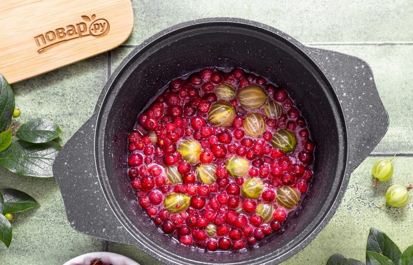 1. Этап. Варенье из крыжовника и красной смородины: На очень медленном огне доведите до кипения. Ягоды должны пустить сок, а сахар раствориться.
