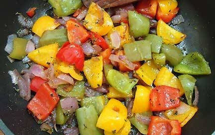 1. Этап. Баранина с болгарским перцем: Затем в сковороде разогреть растительное масло, обжарить лук, добавить к нему чеснок и болгарский перец и жарить минут 5.