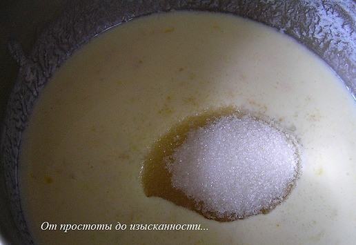 1. Этап. Эклеры с лимонным кремом: Всыпьте сахар, ванилин, перемешайте и поставьте кастрюльку на небольшой огонь.