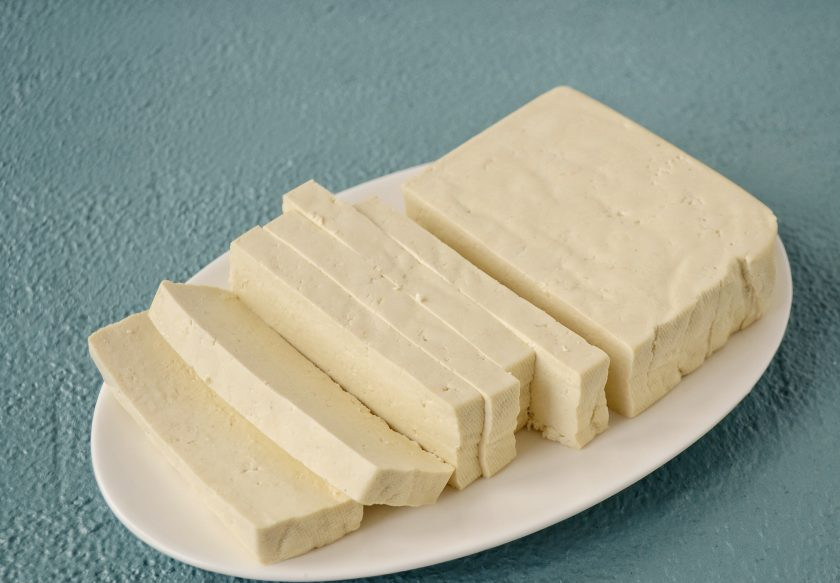 1. Этап. Тофу на гриле: Тофу промокните бумажным полотенцем, затем нарежьте на ломтики по полсантиметра.