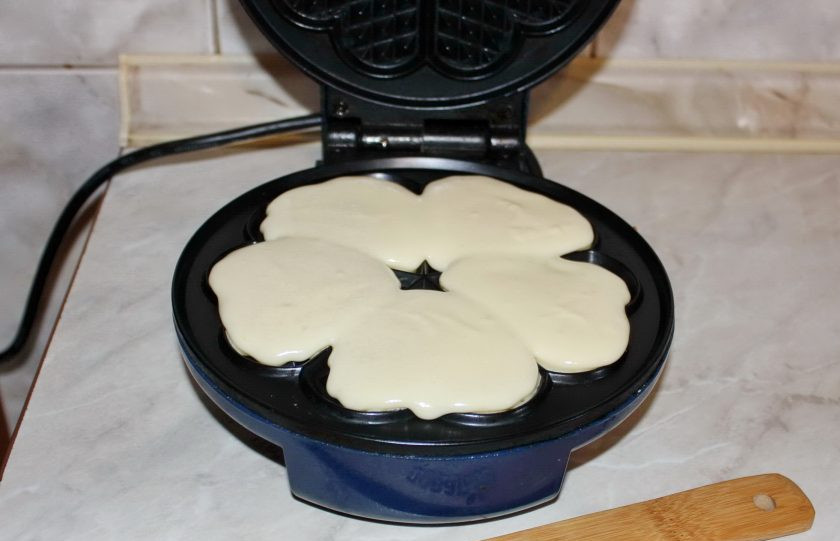 1. Этап. Вафли на простокваше: Хорошо нагрейте вафельницу, немного смажьте маслом и выложите тесто.