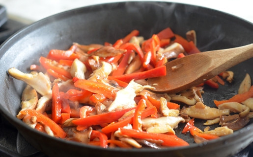 1. Этап. Овощи стир-фрай: 5. На сковороде разогрейте немного масла. Выложите нарезанный тонкими ломтиками перец и грибы. Обжарьте минут 5.