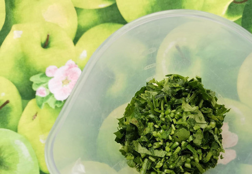 1. Этап. Луковый соус с петрушкой: Порубить петрушку.