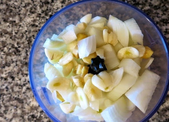 1. Этап. Фрикадельки с сюрпризом: 5. Параллельно можно заняться соусом. Очистите лук с чесноком и выложите в чашу блендера.