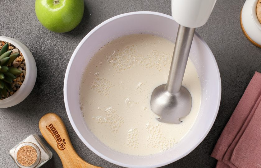 1. Этап. Запеканка с яблоками в мультиварке: Измельчите всё блендером до однородного состояния.