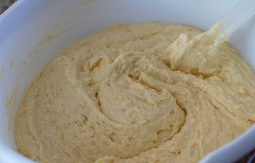 1. Этап. Лимонный кекс с майонезом: 6. Добавьте сухие ингредиенты в миску к маслу, майонезу и яйцам, с помощью лопатки перемешайте все.