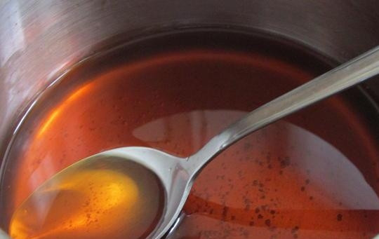 1. Этап. Курочка Объедение: Влейте в кастрюлю воду. Перемешивайте жидкость до полного растворения на медленном огне.