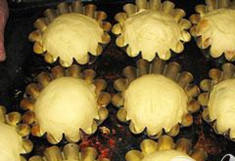 1. Этап. Кулич с белым изюмом: Выкладываем тесто в формы (на 1/3) и даём ещё подняться до краёв. Не забывайте о том что надо ставить дрожжевое тесто в тёплое место, без сквозняков. Поместите в разогретую до 180 °С и выпекайте до готовности, проверяйте лучинкой (или зубочисткой готовность).