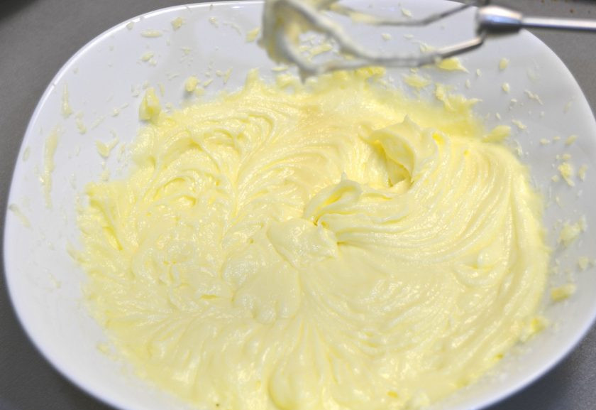 1. Этап. Мандариновый торт на Новый год: Взбейте крем до однородности.