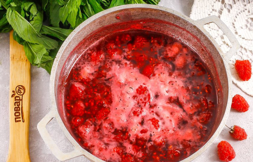 1. Этап. Малиновый топпинг: Выключите нагрев и помните все содержимое вилкой.