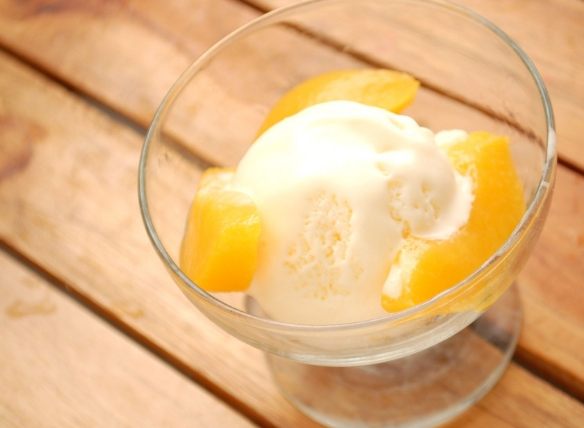 1. Этап. Десерт с персиками: И к мороженому положите персики. Ваш десерт с персиками готов.