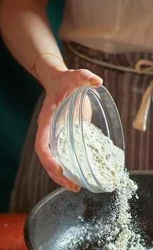 1. Этап. Тетраццини: Сливочное масло растопить на сковородке. Добавить муку, обжарить до золотистого цвета. Добавить молоко и размешать, чтобы не было комочков. Довести до густоты сметаны, постоянно помешивая. Посолить, поперчить. В оригинальном рецепте идут сливки, но соус получается слишком тяжелым.