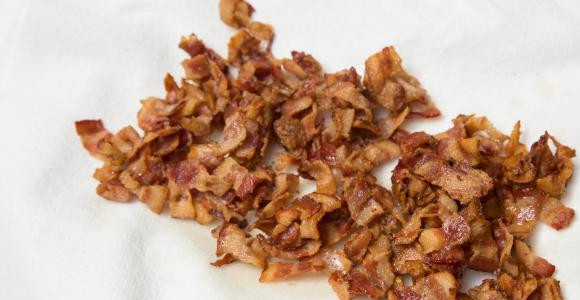 1. Этап. Салат с креветками американский: Обжарить бекон на сковороде и выгрузить на салфетку.