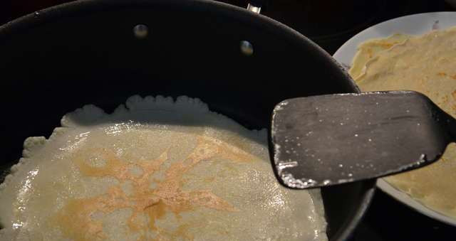 1. Этап. Французские блины: Нагреваем сливочное масло на сковороде. Вливаем небольшое количество теста, покрыв все дно сковороды. Жарим каждый блин до светло-коричневого цвета с обеих сторон.