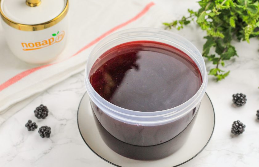 1. Этап. Ежевичная наливка: Спустя указанное время наливка из ежевики станет более красочной, алкоголь 