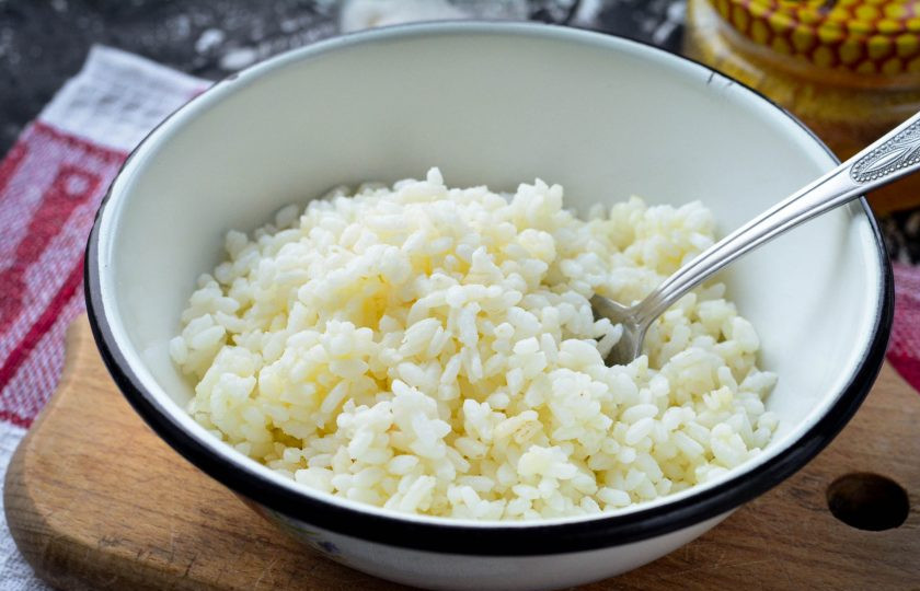 1. Этап. Рис с медом: Сварите рис в воде до готовности в течение 15-20 минут.