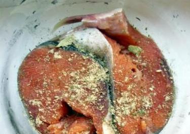 1. Этап. Горбуша маринованная: Теперь берем стеклянную банку (1,5 литра), обдаем ее крутым кипятком, на дно кидаем 1 гвоздику и один лавровый лист. Затем начинаем слоями выкладывать рыбу, по 1-2 кусочка каждый слой.