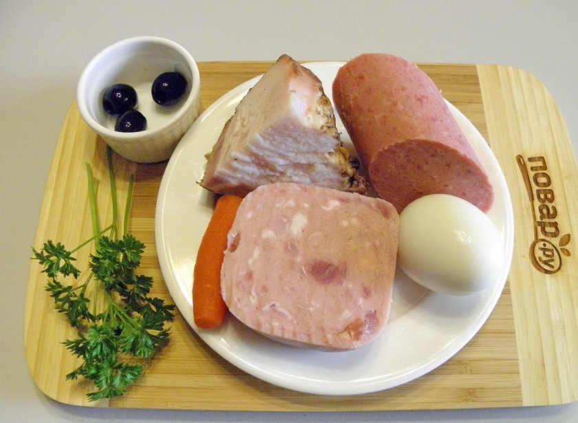 1. Этап. Мясная нарезка Хвост петуха: Подготовьте продукты. Яйцо отварите вкрутую, остудите его и очистите от скорлупы. Вымойте зелень, маслины отцедите от жидкости. Приступим!