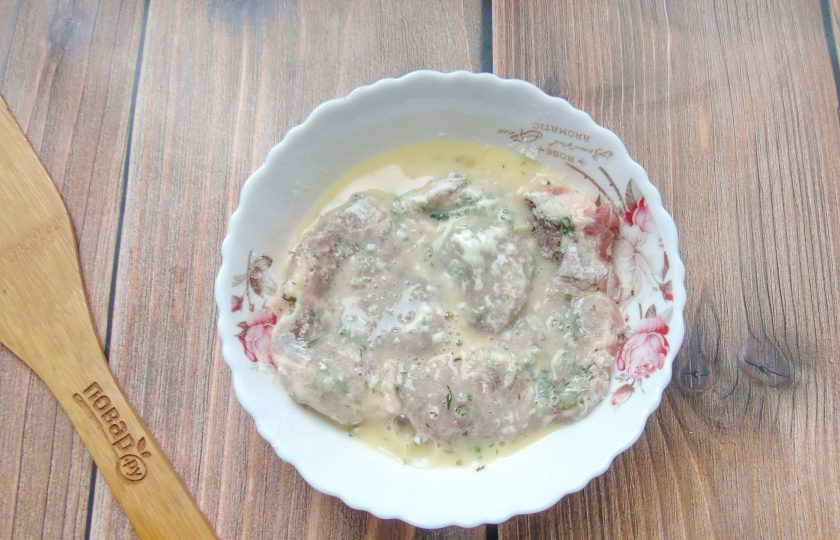 1. Этап. Отбивные в чесночно-укропном маринаде: Затем окуните в яйцо.