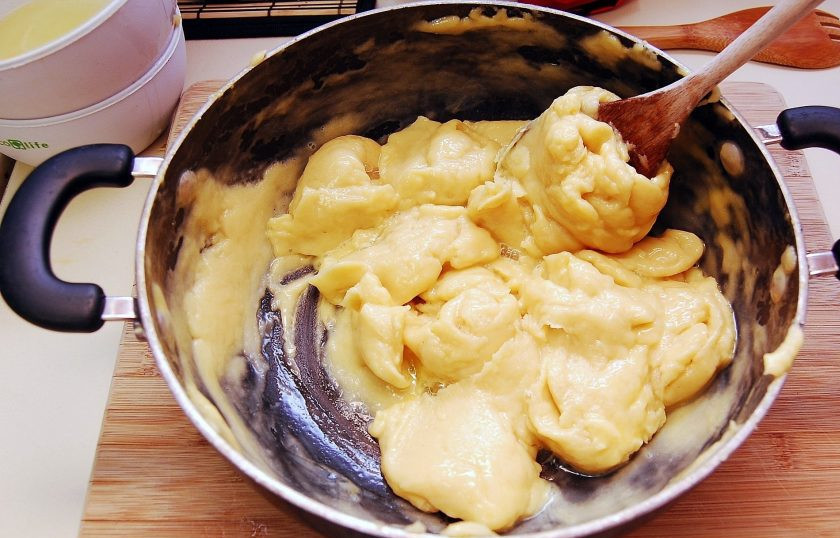 1. Этап. Профитроли с ромовой начинкой: 2. Затем добавляйте по одному яйцу, снимая с огня, и ставя на него назад. Должна получиться единая мягкая консистенция.