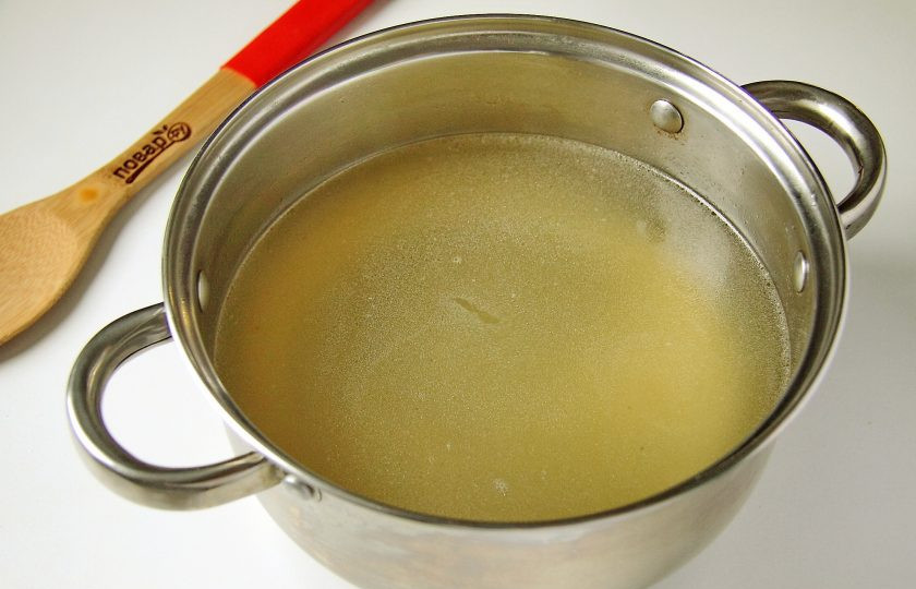 1. Этап. Татариахни: Когда мясо будет готово, процедите бульон и перелейте его обратно в кастрюлю.