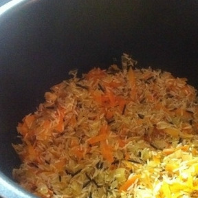 1. Этап. Рис с креветками в мультиварке: Зажарка готова. Теперь добавим в мультиварку промытый рис, зальем двумя стаканами воды. Добавляем соль, специи и выбираем режим 