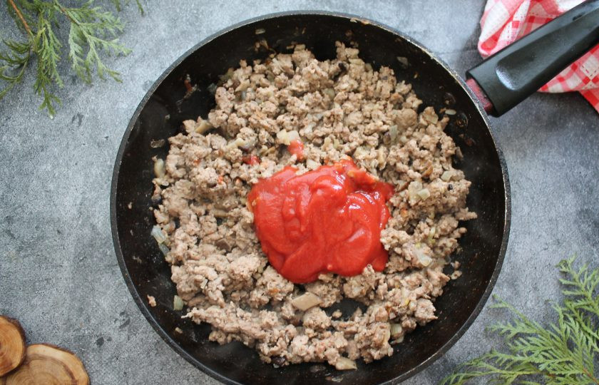 1. Этап. Мясная лазанья с грибами и соусом Бешамель: Выложите в сковороду томатную пасту, поперчите, посолите и тушите еще 10-15 минут, перемешивая, затем снимите с огня.