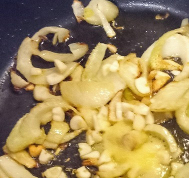 1. Этап. Рагу из фенхеля, артишока и оливок: В глубокой ёмкости на среднем огне разогреть масло, добавьте фенхель и готовьте его 15 минут до размягчения. Добавить чеснок и соль. Жарить 5 минут. Затем влить вино и готовить до испарения.