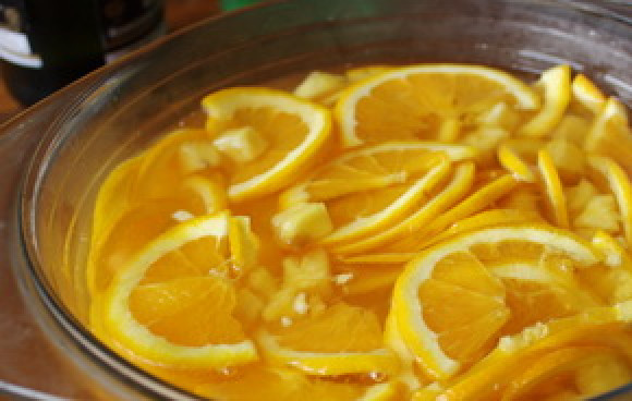 1. Этап. Пунш классический рецепт: 3. Заливаем фрукты вином и шампанским и отправляем в холодильник на полчаса.