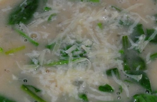 1. Этап. Овощной суп с сельдереем: Готовый суп налить в тарелку и посыпать пармезаном.