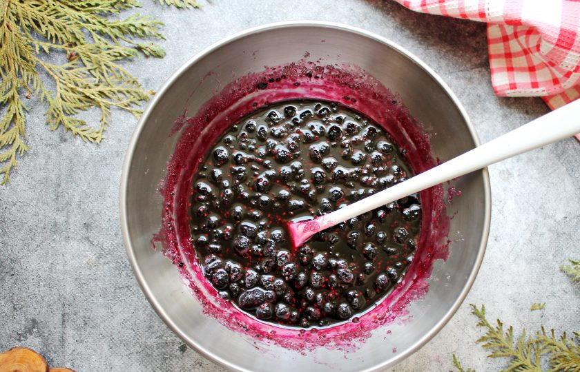 1. Этап. Варенье из черной малины: Таз с черной малиной поставьте на медленный огонь и доведите до кипения. Варите варенье в течение 20 минут, аккуратно мешая и снимая пену. Готовое варенье разложите по подготовленным банкам, закройте крышками и переверните банки вверх дном. Останьте банки с вареньем из черной малины до полного остывания. Банки верните в исходное положение и уберите на хранение в темное, прохладное место.