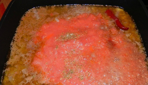 1. Этап. Чашушули на кеци: Через десять минут влейте в кастрюльку тертые помидоры, добавьте томатную пасту, вино, уцхо-сунели и красный перчик. Хорошенько все размешайте и доведите ингредиенты до кипения. Добавьте рубленую зелень и подавайте блюдо к столу.