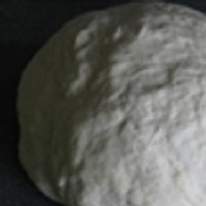 1. Этап. Быстрый домашний хлеб: 1. Дрожжи растворить в теплой воде. Смешать все компоненты в одной посуде и месить тесто. Если все сделаете правильно, тесто не будет липнуть к рукам. Тесто получается мягкое и эластичное.