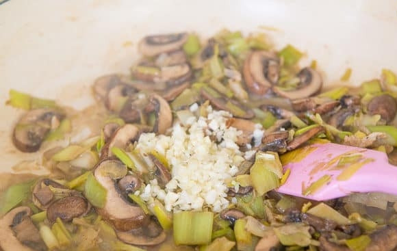 1. Этап. Куриные бёдра в сливочном соусе: 3. Затем в сковороду добавьте измельчённый чеснок, перемешайте.