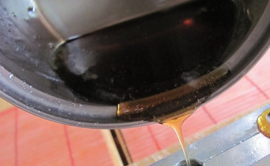 1. Этап. Конфеты из сахара: 5. Готовый карамельный сироп аккуратно разлить по формочкам.