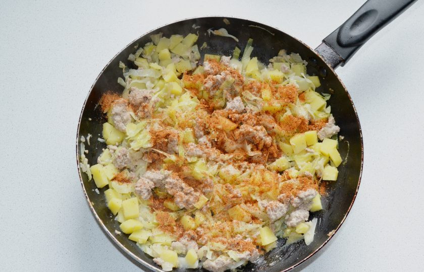 1. Этап. Штрудель с мясом, картошкой и капустой: Жарьте начинку на среднем огне до готовности (можно влить немного воды), добавив по вкусу соль и специи.